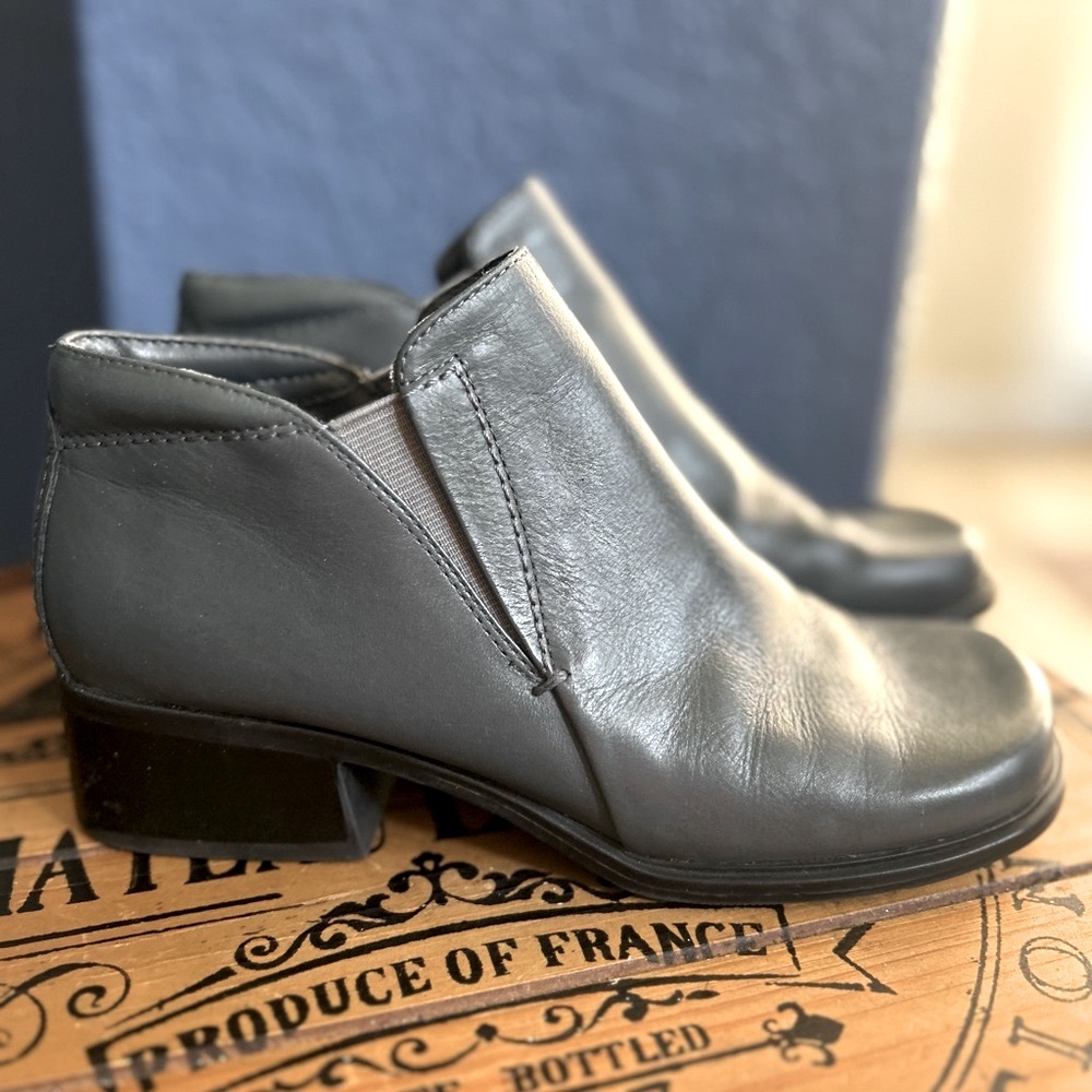 Markon Queen Navy Blue Leather Slip-on Block Heel Shooties size 7